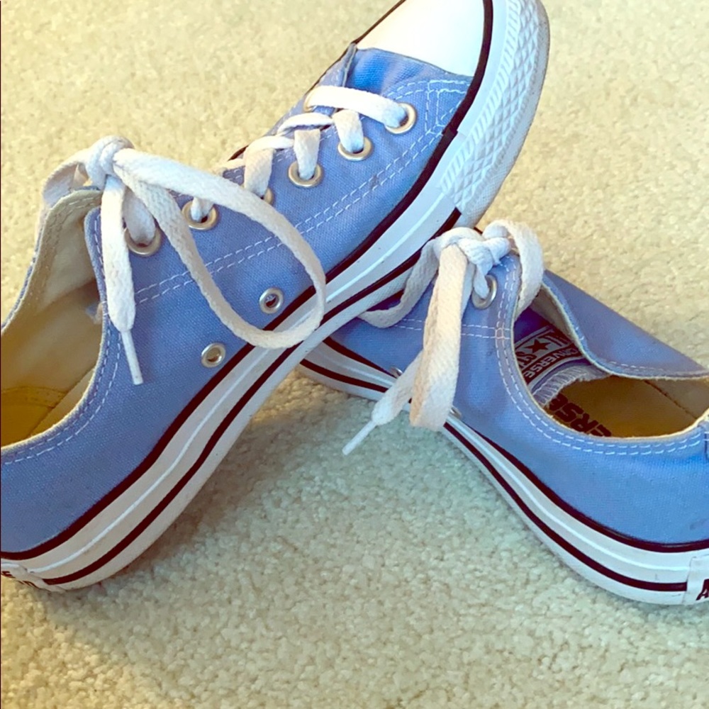 BRAND NEW CONVERSE. Cute color!!
